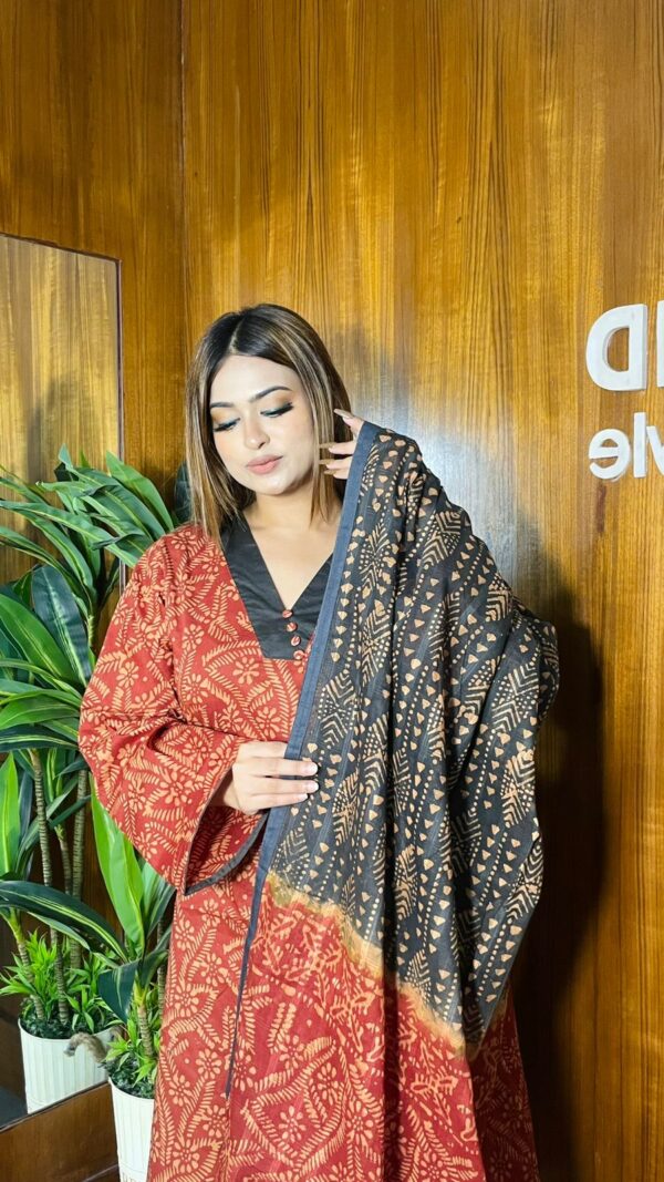 Mom Batik Cotton Kameez with Mombatik Dupatta With Tarsel - Image 5